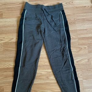 Aero girls dark gray with side stipe